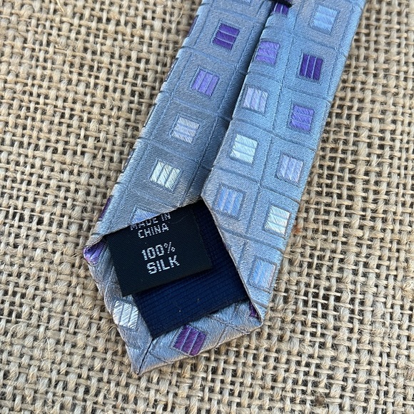 🎯NWT Michael Kors 100% Silk tie Geo Design gray lavender - Picture 5 of 6